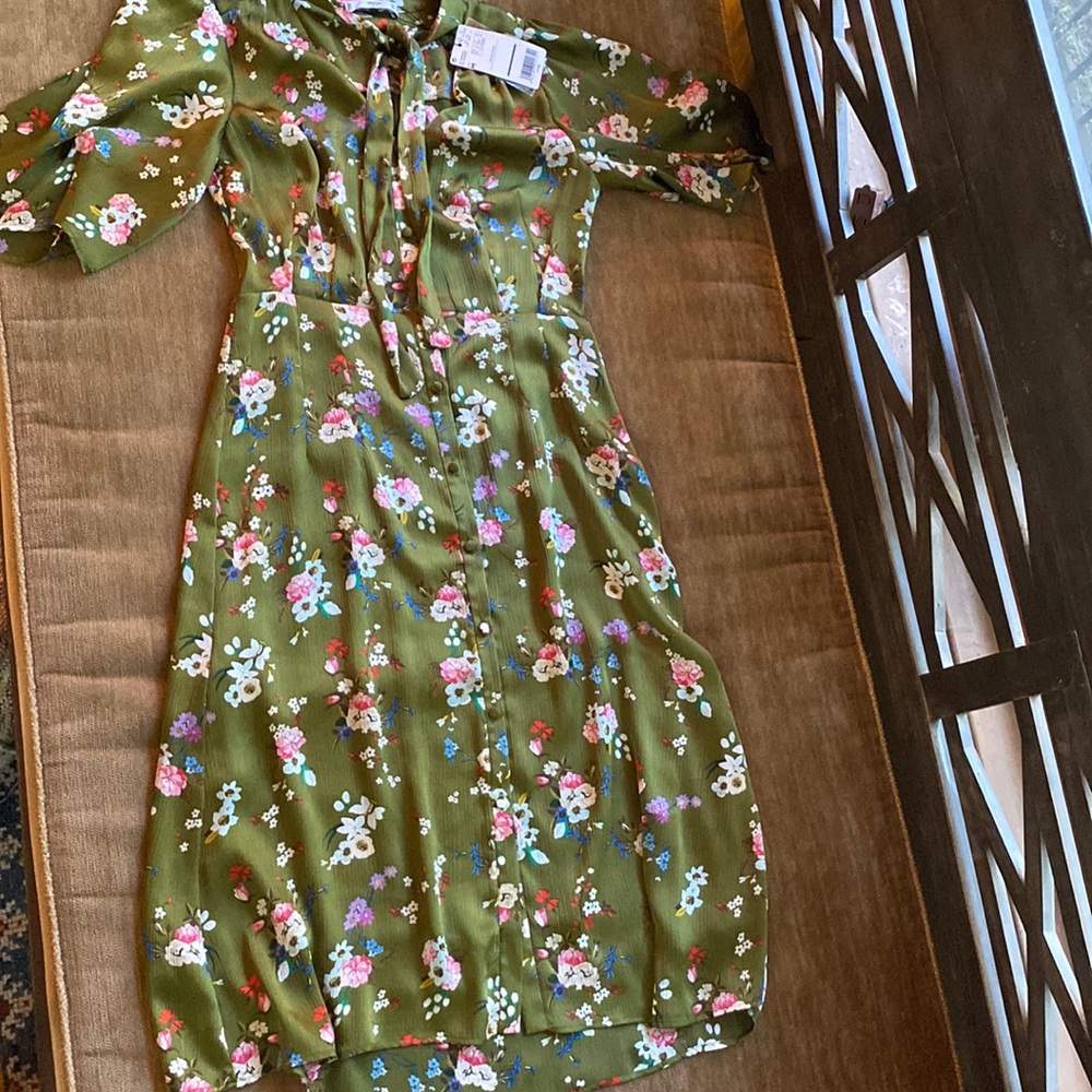 NWT green floral vintage looking dress/a tie in front around neck and v cut neck